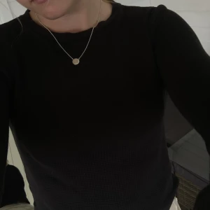 Svart topp  - Svart tröja som passar till det mesta. 