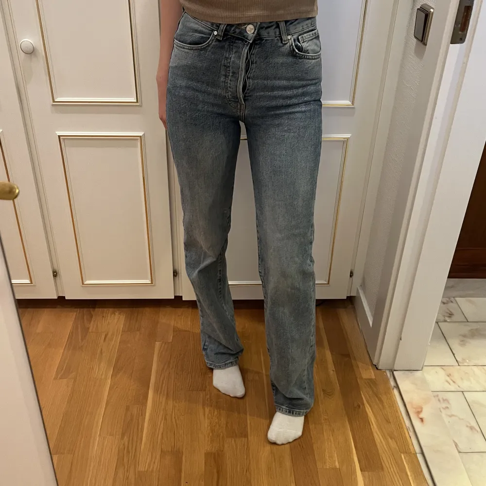 Ett par superfina ljusblå jeans från bikbok i st 26 som tyvärr är lite för små för mig, de är lite längre och passar mig perfekt som är 174cm💓. Jeans & Byxor.