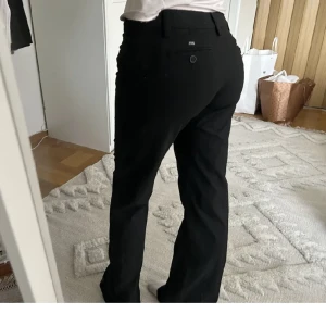 Miss sixty kostymbyxor 😍 - Midjemått 83 cm, innerben 85 cm❤️ sitter som en jävla smäck!! ÄLSKAR men de passade tyvärr inte mig. Tryck på köp nu!!