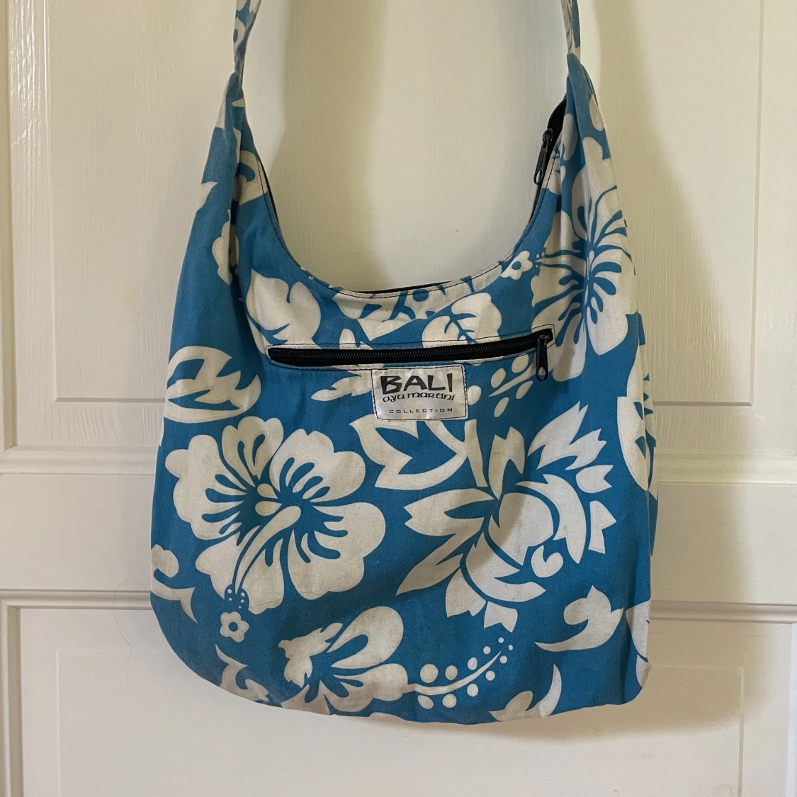 Blå/vit mönstrad axelremsväska  - 90