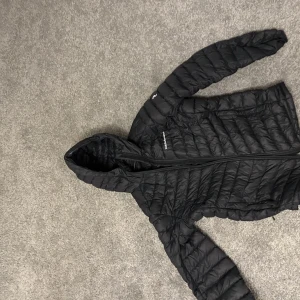 Peakperformence - Peakperformence jacka Storlek M Kedjan är lite trög men annars funkar den prima.