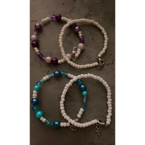 Armband - Exklusiva egentillverkade armband gjorda av glaspärlor blandat med sötvattenpärlor. 40kr/par