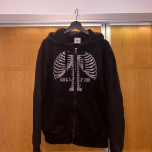 One of one hoodie - One of one hoodie i mycket bra skick. Använd fåtal gånger, alla stenar kvar! Strl. Medium! Pris kan diskuteras, hör av dig vid frågor⭐️