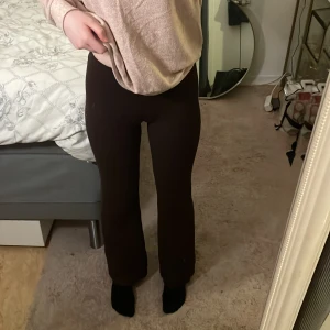 Byxor - Ribbade, stretchiga byxor från weekday. 53% pyramid, 47% viskos. Användt skick  och remmen i midjan lite snurrad. Jag är 165💕