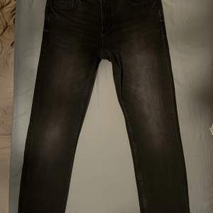 Svarta jeans  Oanvända  Köpta för 800kr
