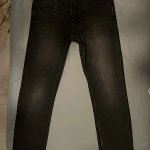 Svarta jeans  - Svarta jeans  Oanvända  Köpta för 800kr
