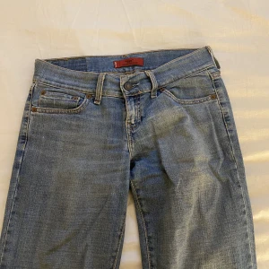 Lågmidjade jeans - Säljer dessa jättesnygga lågmidjade jeans från Levi’s! W29 L32 men passar mig som har ca W27 L30