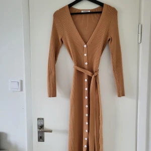 Klänning från Nelly 🤎 - Knappt använd Nelly klänning som är super bekväm, mjuk, och formar sig efter kroppen. Det syns ej på bilden men klänningen går ner förbi knäna. 🤎