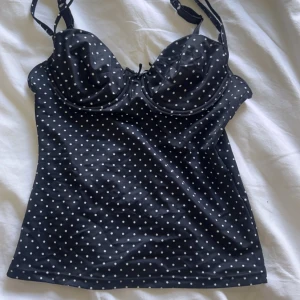 Prickit linne - Super söt topp! Köparen står för frakten 