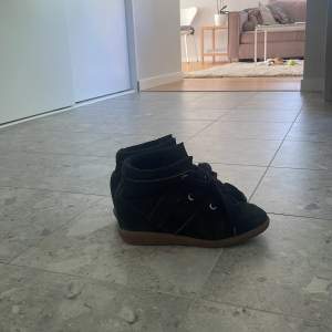 Nästan helt oanvända svarta isabel marant skor ”Bobby”. I storlek 38 ❤️ Perfekta nu i höst när dessa börjat trenda igen!