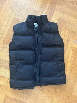 Väst från Weekday - Svart väst från Weekday storlek XS. Skulle dock säga att den är oversized på mig och mer som en S-M kanske. Använd kanske 2 gånger annars som ny! Köp direkt för 90kr i appen