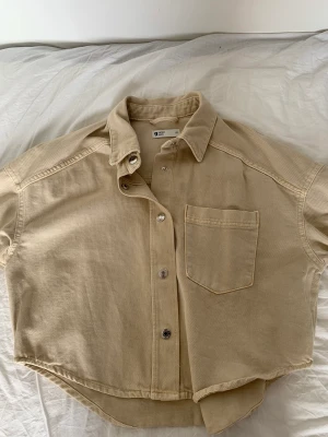 Ginatricot - Kort jeansjacka från ginatricot, storlek Xs men sitter ganska stort, passar mig som vanligtvis bär Xs. Skriv för fler bilder! Pris kan diskuteras