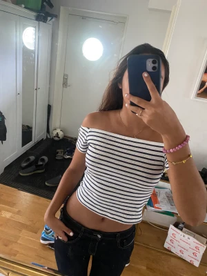 Jätte söt off shoulder topp!!  - En jätte söt randig off shoulder topp från Hm i storlek S   Toppen är oanvänd 