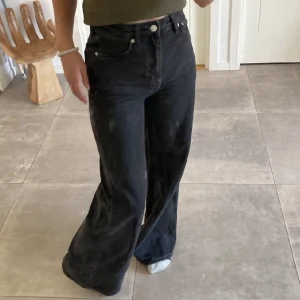 Mörkgråa/svarta baggy jeans - Säljer dessa mörkgråa/svarta baggy jeansen eftersom de ej kommer till användning längre. Köpt second hand men de kmr originellt från Weekday. Använda väldigt fåtal ggr, är i bra skick! (Obs, det är spegeln som är smutsig, inte jeansen) 
