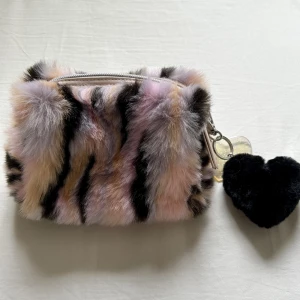 Necessär  - Riktigt gullig och fluffig necessär från Monki. Har använt den litegrann men har inga defekter. Rymmer rätt så mycket. Hör av dig ifall du vill ha mått mm.💕🌸