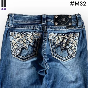 M32 lågmidjade bootcut missme jeans  - MissMe jeans i model Boot 💜 Tag 26W 💜Midja (rakt över) 34cm 💜 Innerben 83cm 💜 Ytterben 105cm 💜 Benöppning 19cm 💜 saknar stenar 💜Våra mått blir W=26 och L=32 💜 Men jämför alltid måtten med dina bästa jeans💜M32