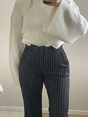 Randiga kostymbyxor med bälte - Randiga kostymbyxor med tygbälte i midjan. Supermjukt material och loose fit. Passar mig som brukar ha 36/38 i byxor. Perfekt till skolan eller jobbet!💓⚡️FRI FRAKT⚡️