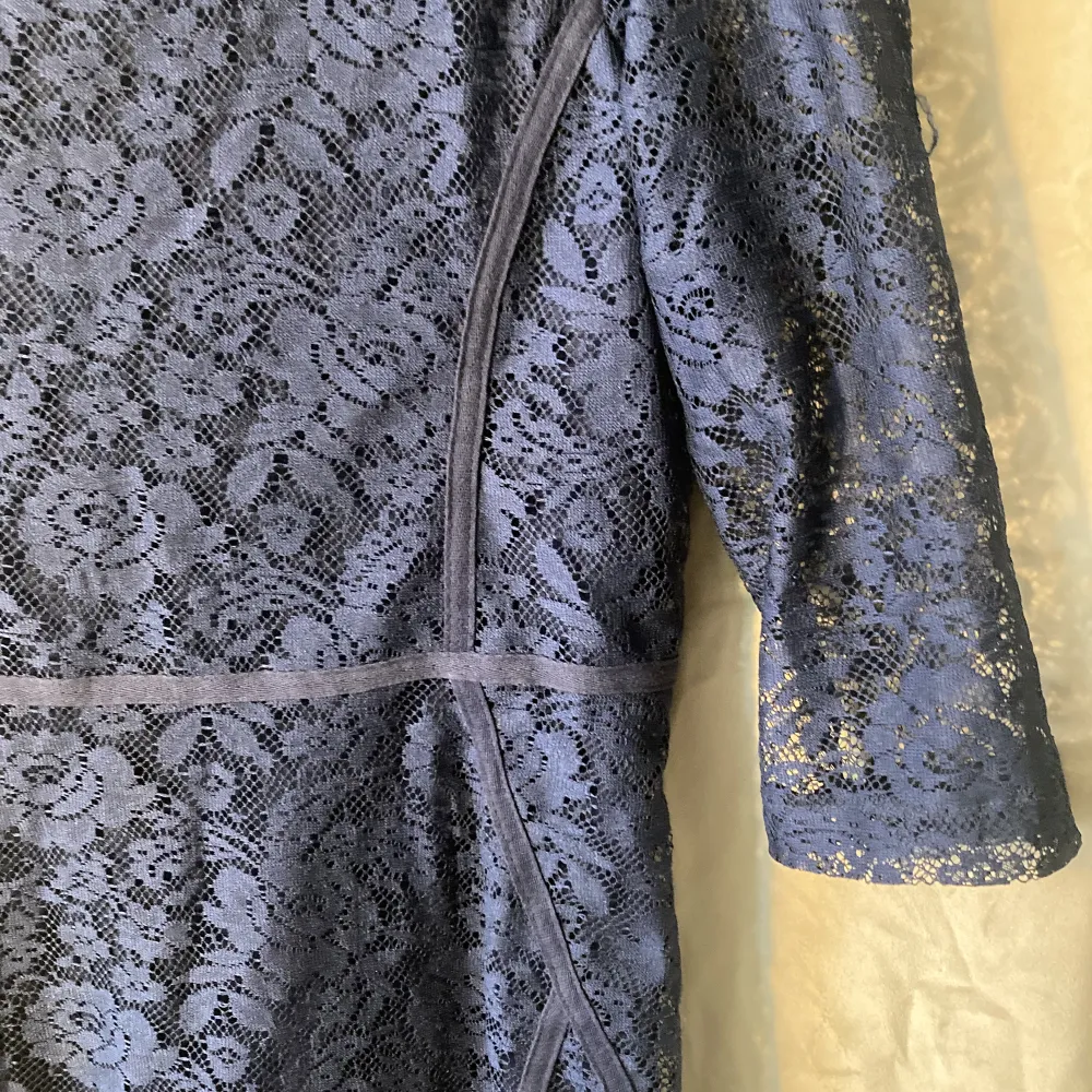 Festklänning i spets från Zara, vacker blå färg, snygg passform och fina detaljer. Dragkedja bak. Storlek L/ midja 80 cm. . Klänningar.