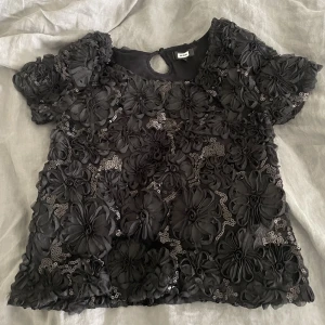 Söt topp  - Säljer denna söta toppen från bikbok. Perfekt att ha på fest eller middag. 