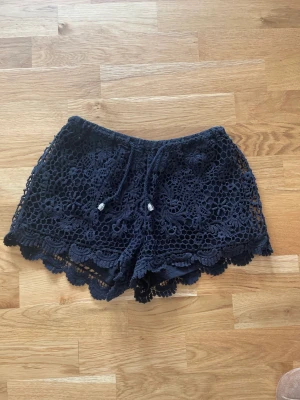 Svarta spetsshorts - Skit söta shorts som är virkade i fint mönster. Själv köpt dem på loppis men är tyvärr lite små💗