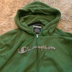 Champion hoodie - Snygg champion hoodie som inte kommer till användning längre! Storlek Xl men sitter fint som en oversized hoodie på mig som vantigtis har storlek S ❣️