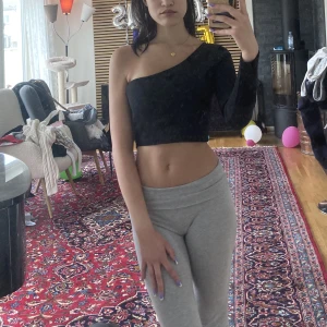 enärmad topp - Säljer denna svarta ribbade toppen som är enärmad från the ragged priest!  Knappt använd, bra skick:) Kolla gärna min profil för massa mer 💓