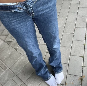 Snygga jeans  - Kommer tyvärr inte till användning, perfekt till höstgarderoben  Midwaist och raka 