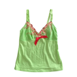 Lime grön paljett linne  - Lime grön stretchig paljett linne. Står ingen storlek men sitter som en Xs-S. Kontakta vid intresse <3