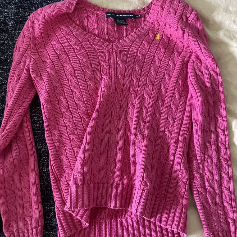 Säljer min rosa polo tröja då den inte kommer till användning☺️ Storlek xs men funkar även som s/m!! . Tröjor & Koftor.