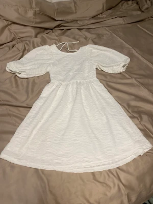 Klänning - Kläning från Ginatricot. Helt ny med lappen kvar. Storlek xs