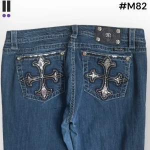 M82 lågmidjade bootcut missme jeans  - MissMe jeans i model Easy boot 💜 Tag 31W 💜Midja (rakt över) 42cm 💜 Innerben 74cm 💜 Ytterben 100cm 💜 Benöppning 23cm 💜  💜Våra mått blir W=33 och L=29 💜 Men jämför alltid måtten med dina bästa jeans💜M82