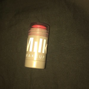 Milk blush stick - Visar på andra bilden hur mycket som är i den