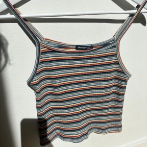 Sött linne - Supersött linne från Brandy Melville! Det är onesize tyvärr (som alltid från Brandy Melville🙄😵‍💫🤬)  men skulle säga att det är en XS. Använd ett fåtal gånger men fortfarande i bra skick:)