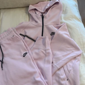 Nike tech rosa  - Säljer mitt rosa Nike Tech sätt från Nike, i storlek M på båda delarna. Nypris 1852, säljer då det för det kommer inte till någon användning längre. Priset kan diskuteras.