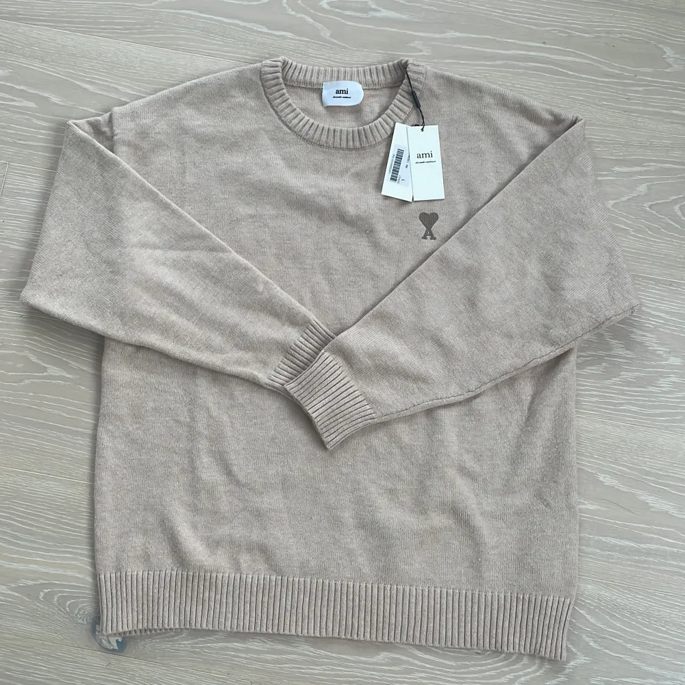 Intressekoll på min Ami Paris tröja! Inga defekter med taggen kvar, använda en gång ☺️Säljer vid bra pris! Nypris: ~3800kr  ⚠️Tryck inte på köp nu⚠️. Hoodies.