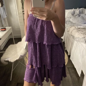 Zara klänning - Säljer denna jätte fina klänning ifrån Zara som endast är använd en gång! Säljer den då den ej satt som önskat på mig!💓💓