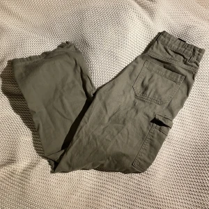 Gröna cargobyxor. - Fina gröna cargobyxor. Sparsamt anvönda, inga defekter. Hör av er vid frågor! 