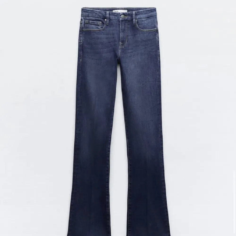 Säljer dessa super fina Zara jeans i storlek 38, använda bara fåtal gånger. Kontakta mig för fler bilder och köparen står för frakten :). Jeans & Byxor.