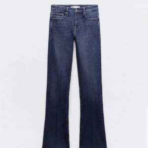 Säljer dessa super fina Zara jeans i storlek 38, använda bara fåtal gånger. Kontakta mig för fler bilder och köparen står för frakten :)
