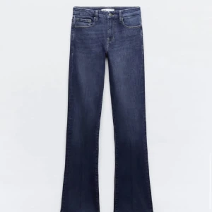 Low waist bootcut jeans från Zara - Säljer dessa super fina Zara jeans i storlek 38, använda bara fåtal gånger. Kontakta mig för fler bilder och köparen står för frakten :)