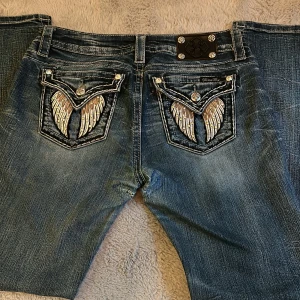 Miss me jeans  - Säljer dessa as balla miss me jeans som jag köpte på Plick men kan inte ha för dom är för stora. I skrevet är dom sydda från tidigare ägaren och dom är i modellen skinny men kan sitta straight leg.  Midjemått: 89 cm  Innerbenslängd: 77 cm 