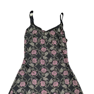 Slipdress - Går att ändra läng i axelband, sydd in i midjan av mig för bättre passform. 