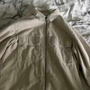 Hm overshirt - Säljes då den ej används. Nästan nyskick, endast använts ett par gånger när jag köpte den. 