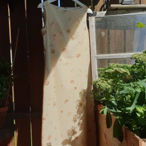 Vintage Klänning Japansk  - Vintage klänning i(vad jag skulle tro är) linne, med tunn underkjol. Skriv gärna för fler bilder! Den är beige/krämfärgad.. någonstans däremellan! Så vacker, köpte vintage i Frankrike då jag inte kunde stå emot, men har ej använt ännu tyvärr :(