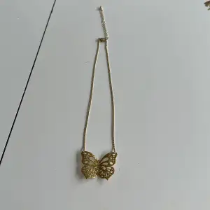 Supersött fjäril halsband!! Tror det kommer från H&M för några år sedan men är osäker. Inte äkta silver eller guld. 