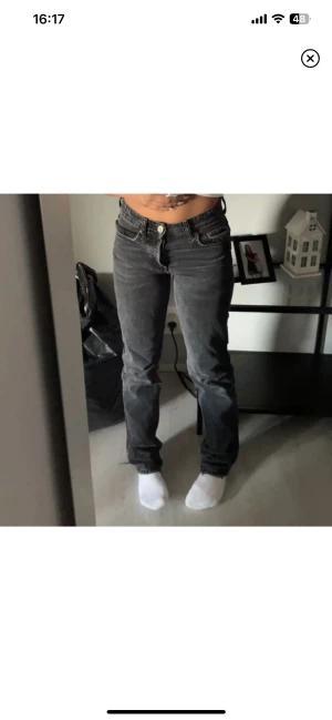 Zara jeans  - Supersnygga jenas från Zara dom är helt slutsålda i stl 32, supersköna och i bra skick🤍