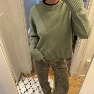 Arket tröja - Säljer denna fina arket tröja som nästan aldrig är använd. Jättefin ljusgrön färg med en mörkare bak. Storlek S men är lite oversize så passar flera!!