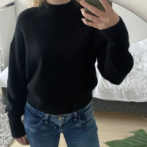 Svart Stickad tröja - Så fin stickad tröja från &otherstories!