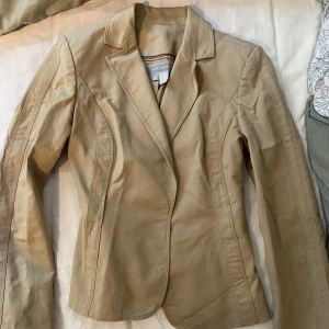 Vintage zara jacka/kavaj - Vintage jacka/kavaj i storlek 40❤️ den har lite vadd vid axlarna, super snygg men kommer inte till användning.