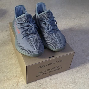 Yeezy Boost 350 v2 Beluga 2.0 - Kanske dem snyggaste skorna som passar alla stilar! Skicket är utmärkt 10/10 och original lådan medföljer såklart! ✅ Kom privat för fler bilder samt äkthetsbevis :). Passar storlek 43-45. Priset kan diskuteras vid snabb affär. Pris: 1500:-